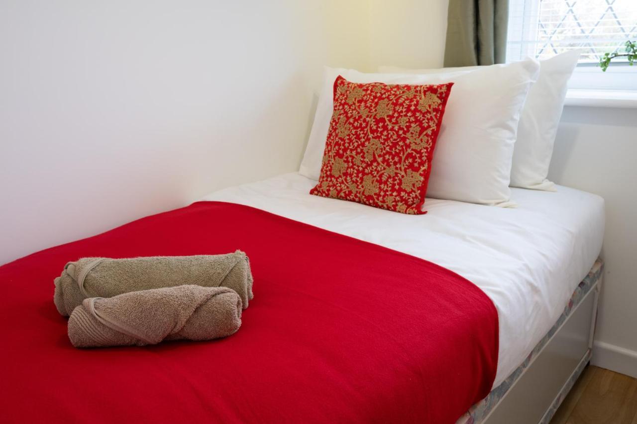 Beautiful House In South Cambridge, 14-Min Drive To The City Centre, Free Parking, No Sofabeds, Sleeps 6 Exterior photo