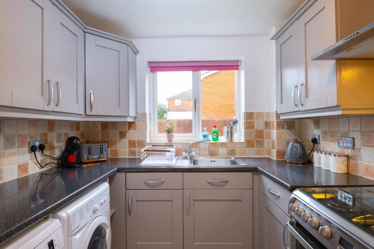 Beautiful House In South Cambridge, 14-Min Drive To The City Centre, Free Parking, No Sofabeds, Sleeps 6 Exterior photo